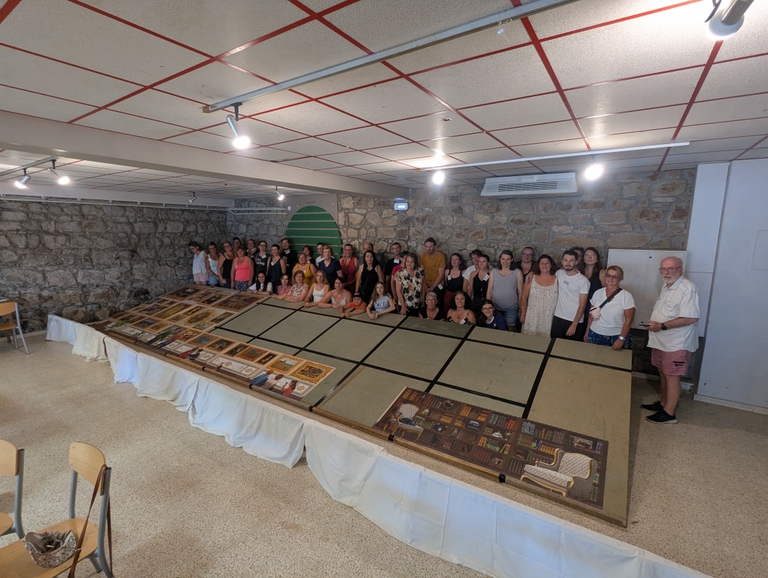 Photo de groupe des participants derrière les panneaux du puzzle géant, dimanche matin