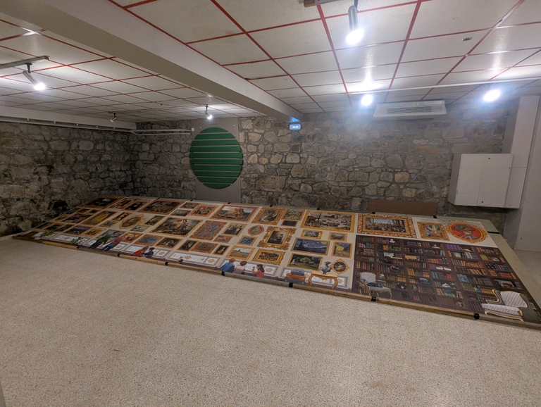 Le puzzle géant presque terminé dans la salle vide, lundi soir